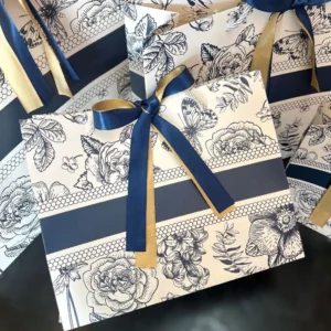 ถุงกระดาษสีน้ำเงิน ลายเรียบหรูดูดีมาก แถมริบบิ้น2ชั้น