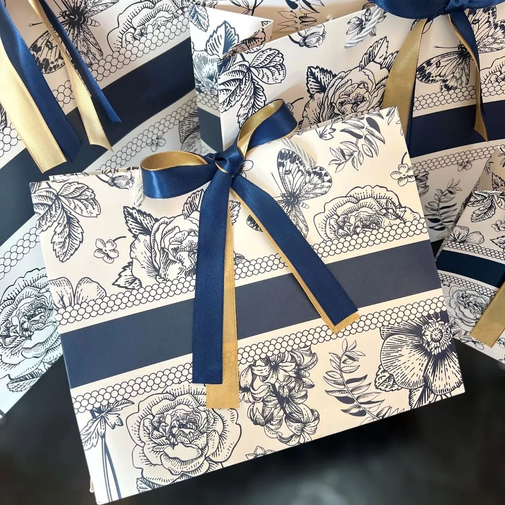 ถุงกระดาษสีน้ำเงิน ลายเรียบหรูดูดีมาก แถมริบบิ้น2ชั้น